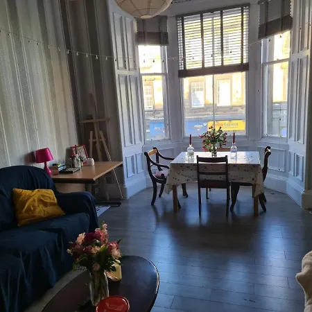 5 Bed Spacious Flat, Centre, Modern *