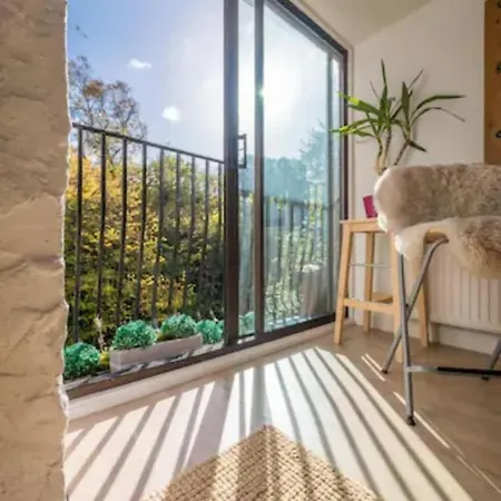 Guestready - Bright Airy Flat With River Views Free Parking - Sleeps 4 * Edinburgh