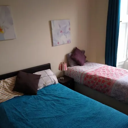 Lauriston Roomz Hotel