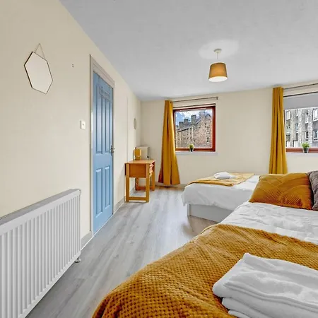 Modern & Spacious 3 Bedroom In Heart Of - Private Car Park On Site & Stunning Views Of Arthur Seat - Sleeps 10