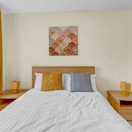 Modern & Spacious 3 Bedroom In Heart Of - Private Car Park On Site & Stunning Views Of Arthur Seat - Sleeps 10 Apartment *