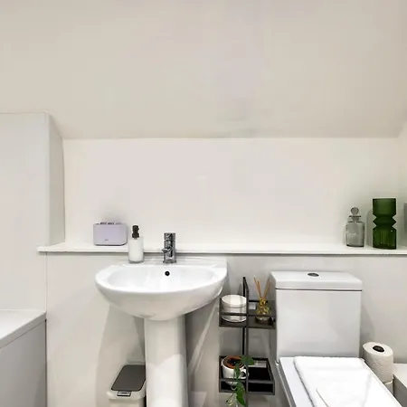 Guestready - Stylish Modern 2Br Flat For 4 - Free Parking Edinburgh