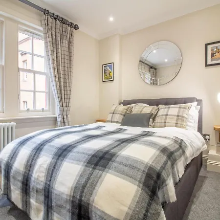 Luxury Royal Mile By The Castle - Sleeps 4 *