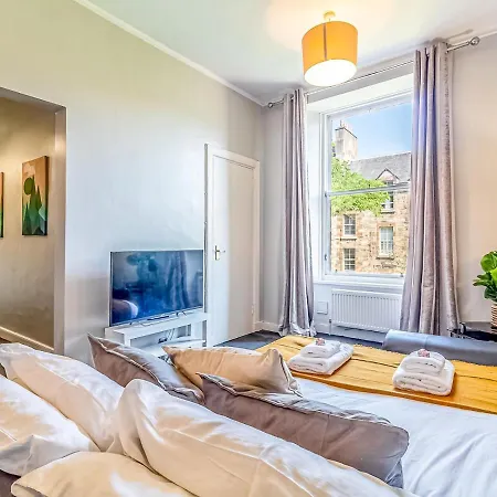 Pass The Keys Spacious And Homely Flat On The Royal Mile * Edinburgh