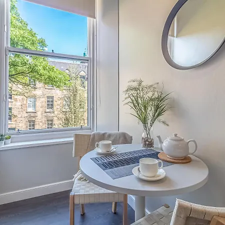 Lejlighed Pass The Keys Spacious And Homely Flat On The Royal Mile Edinburgh