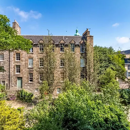 Pass The Keys Spacious And Homely Flat On The Royal Mile * Edinburgh