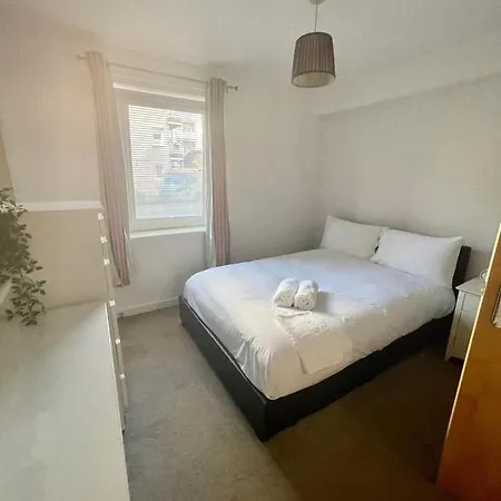 Pass The Keys Lovely 2bedroom Flat With Balcony Appartement