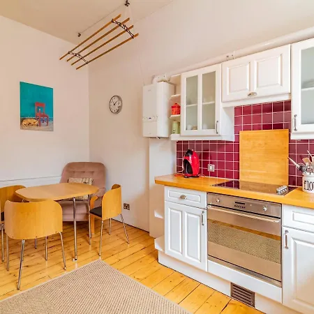 Pass The Keys Homely & Light-filled 1 Bedroom Flat In Chic Area Of Near Centre *