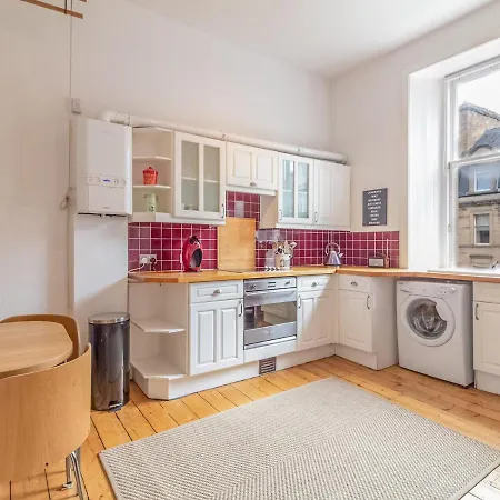 Pass The Keys Homely & Light-filled 1 Bedroom Flat In Chic Area Of Near Centre
