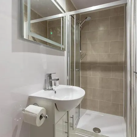 Centre House - 5 Bedrooms - Sleeps 9 - Parking Holiday home