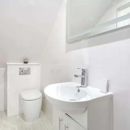 Centre House - 5 Bedrooms - Sleeps 9 - Parking