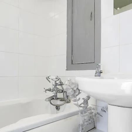 2 Bedroom City Centre Apartment - Near Edinburgh Castle & Haymarket Train Station - Sleeps 6 Apartment