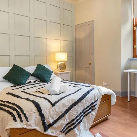 2 Bedroom City Centre Apartment - Near Edinburgh Castle & Haymarket Train Station - Sleeps 6 Appartamento