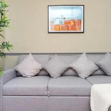 2 Bedroom City Centre Apartment - Near Edinburgh Castle & Haymarket Train Station - Sleeps 6 * Edimburgo