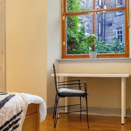 Apartment 2 Bedroom City Centre Apartment - Near Edinburgh Castle & Haymarket Train Station - Sleeps 6 *