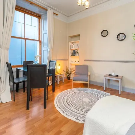 2 Bedroom City Centre Apartment - Near Edinburgh Castle & Haymarket Train Station - Sleeps 6 *