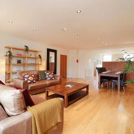 Joivy Spacious 2 Bed,2 Bath Flat, Free Parking And Rooftop Terrace *