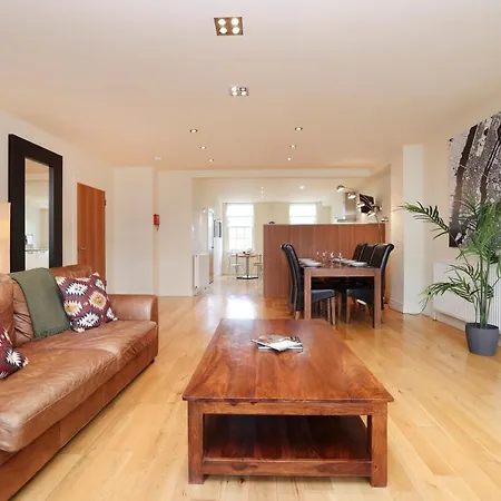 Joivy Spacious 2 Bed,2 Bath Flat, Free Parking And Rooftop Terrace 爱丁堡