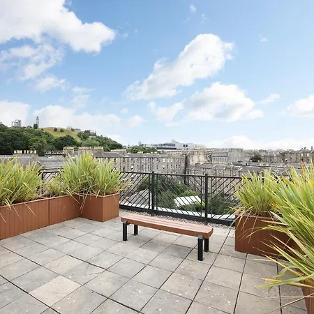 Joivy Spacious 2 Bed,2 Bath Flat, Free Parking And Rooftop Terrace Apartment Edinburgh