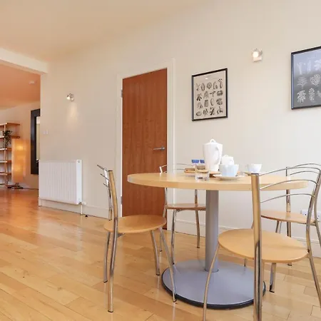 Joivy Spacious 2 Bed,2 Bath Flat, Free Parking And Rooftop Terrace Apartment *