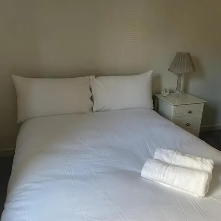 Pass The Keys Lovely 2bedroom Flat With Balcony Appartement *