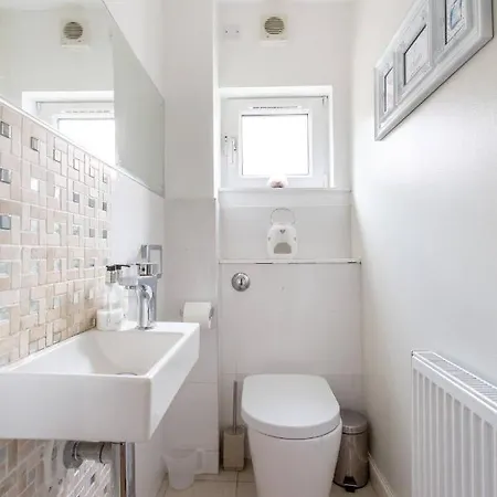 Centre House - 5 Bedrooms - Sleeps 9 - Parking Holiday home Edinburgh