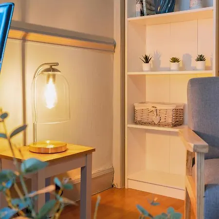 2 Bedroom City Centre Apartment - Near Edinburgh Castle & Haymarket Train Station - Sleeps 6 Edimburgo