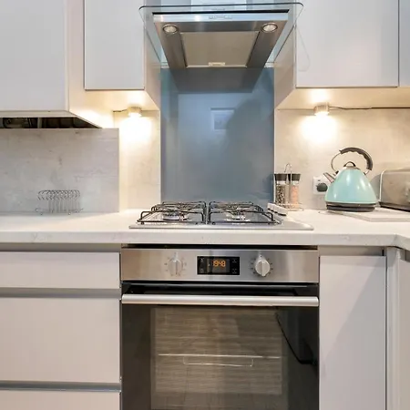 Apartment 2 Bedroom City Centre Apartment - Near Edinburgh Castle & Haymarket Train Station - Sleeps 6 *