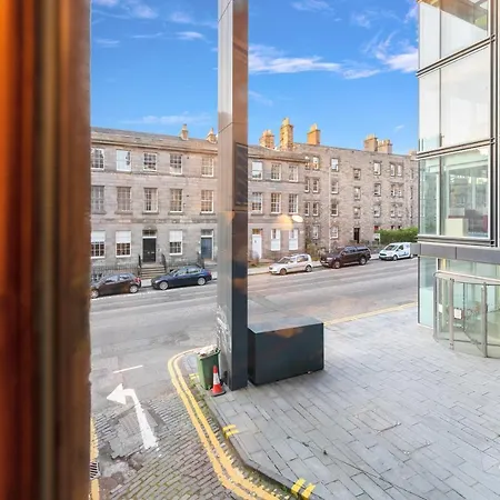 2 Bedroom City Centre Apartment - Near Edinburgh Castle & Haymarket Train Station - Sleeps 6 Apartment *