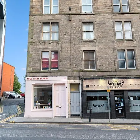 2 Bedroom City Centre Apartment - Near Edinburgh Castle & Haymarket Train Station - Sleeps 6 Edimburgo