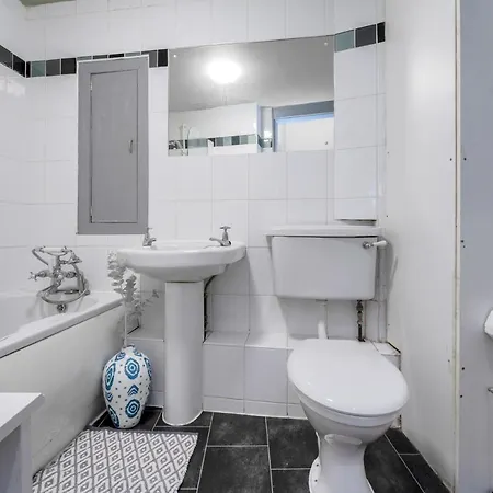 Appartamento 2 Bedroom City Centre Apartment - Near Edinburgh Castle & Haymarket Train Station - Sleeps 6 *
