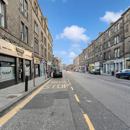 2 Bedroom City Centre Apartment - Near Edinburgh Castle & Haymarket Train Station - Sleeps 6 Edimburgo