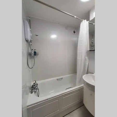 Sleeps 6 On Separate Beds, 4 Smart Tvs, Netflix Apartment