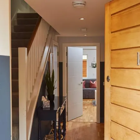 Stunning Townhouse // Sleeps 8 Edynburg