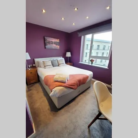 4 Separate Beds, Sleeps 6, Beautiful 2 Bed Apt דירה אדינבורו