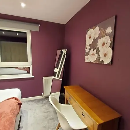4 Separate Beds, Sleeps 6, Beautiful 2 Bed Apt