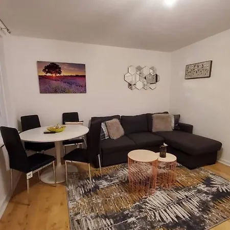 Sleeps 6 On Separate Beds, 4 Smart Tvs, Netflix * Edinburgh