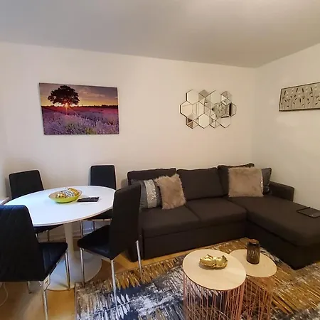 Sleeps 6 On Separate Beds, 4 Smart Tvs, Netflix Apartment *
