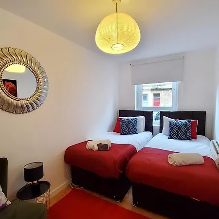 Sleeps 6 On Separate Beds, 4 Smart Tvs, Netflix Apartment *