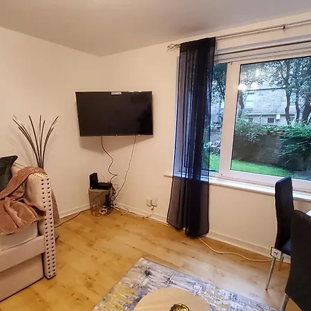 Sleeps 6 On Separate Beds, 4 Smart Tvs, Netflix Edinburgh