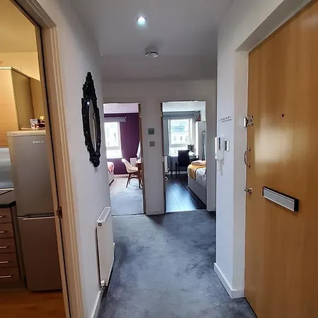 4 Separate Beds, Sleeps 6, Beautiful 2 Bed Apt *
