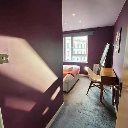 4 Separate Beds, Sleeps 6, Beautiful 2 Bed Apt דירה אדינבורו