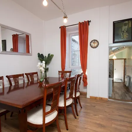 7 Bedroom Townhouse *
