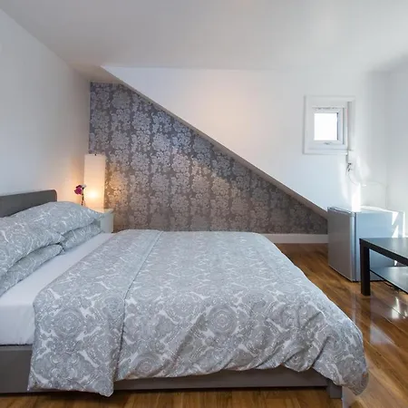 7 Bedroom Townhouse *