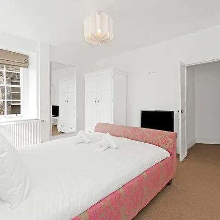 Old Town Spacious 5br-2ba, Near Royal Mile By Bonjour Residences *