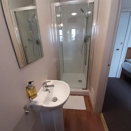 Adelphi Pensión 3*