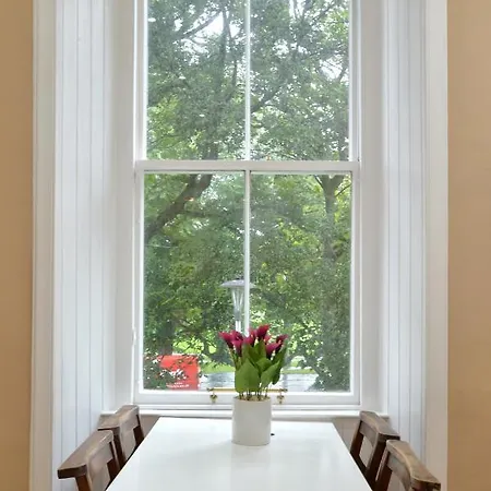 By The Meadows, Close To Centre アパート