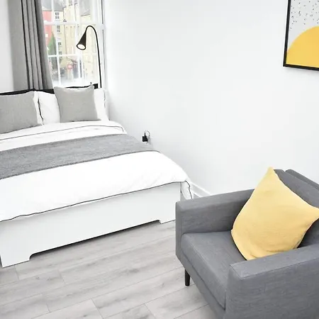 Modern & Bright 1 Bed For 4 Close To Centre!