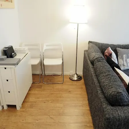 Peaceful And Quiet In A Bustling Apartamento