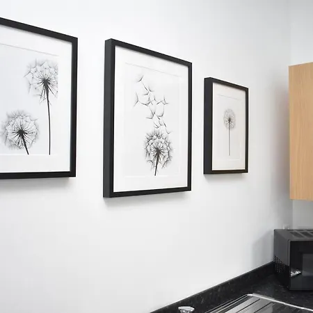 Modern & Bright 1 Bed For 4 Close To Centre! *